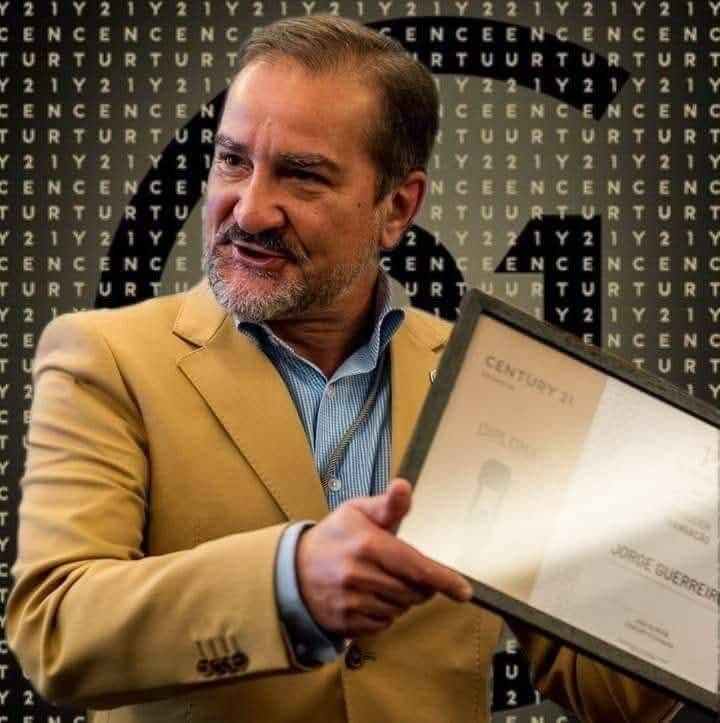 Jorge Guerreiro a segurar um diploma CENTURY 21